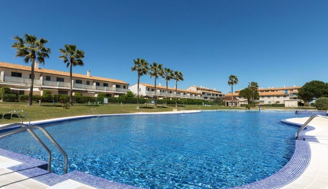Beautiful apartment for 4 people with WIFI, A/C, pool, TV, terrace and pets allowed