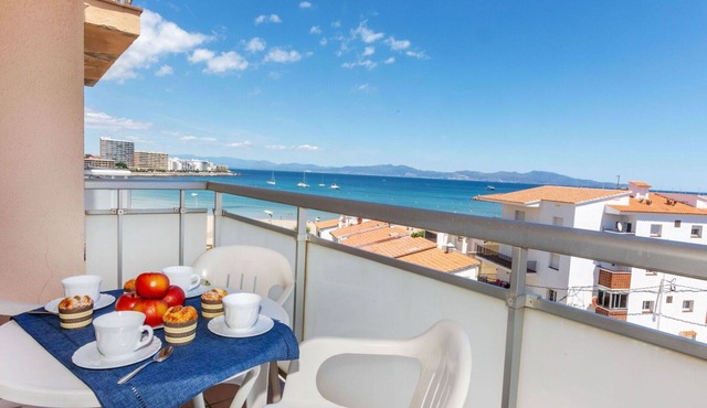 Beautiful apartment for 4 guests with WIFI, A/C, TV and balcony