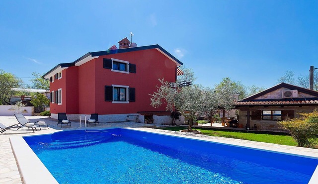 Beautiful apartment for 6 guests with A/C, private pool, WIFI, TV and terrace