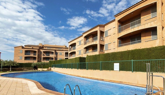 Beautiful apartment for 3 people with pool, TV, patio and parking