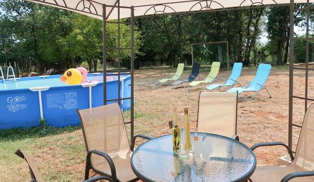 Beautiful apartment for 6 guests with private pool, WIFI, A/C, TV, patio and parking