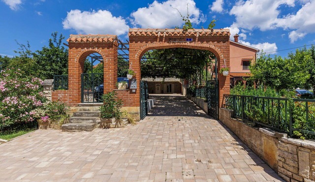 Beautiful apartment for 4 people with WIFI, private pool, A/C, TV, pets allowed and parking