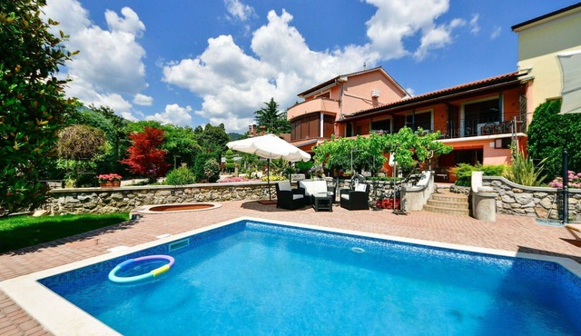 Beautiful apartment for 8 people with WIFI, private pool, TV, terrace and pets allowed