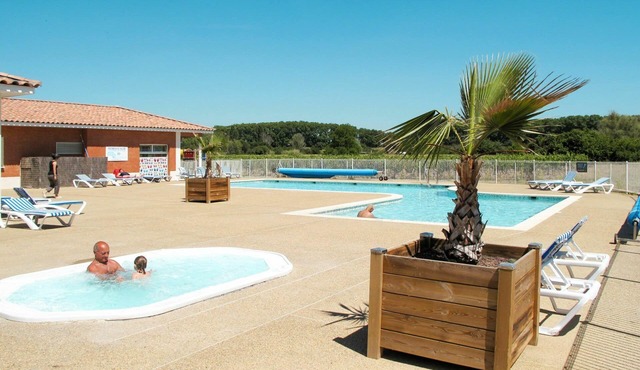 Beautiful apartment in villa for 6 guests with WIFI, pool, TV, terrace, pets allowed and parking