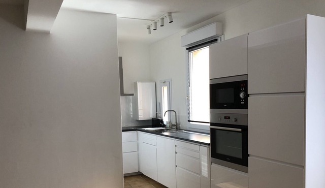 Beautiful apartment entirely new heart of town close to beaches and amenities