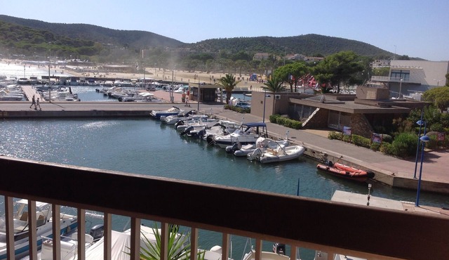 Beautiful apartment - Beach and harbor view