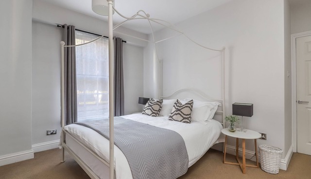 Beautiful apartment in the centre of Winchester with parking!