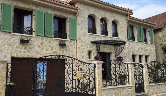 Beautiful apartment in character house 3km from Paris (M13-T6)