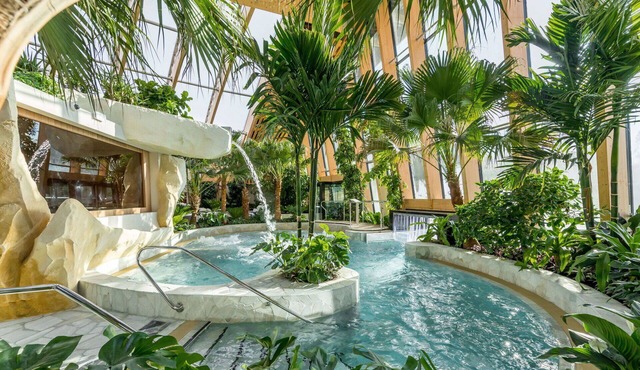 Beautiful apartment in villa for 6 guests with hot tub, WIFI, pool, TV and terrace