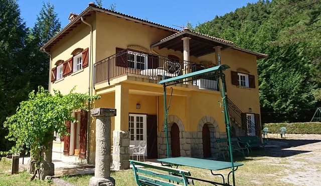 Beautiful apartment in a house in the heart of Provence