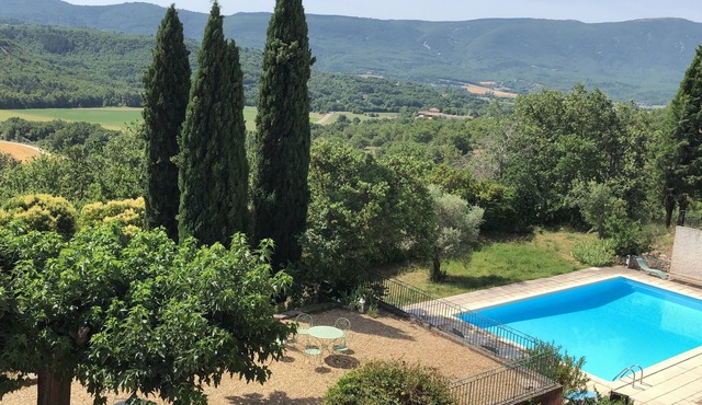 Beautiful apartment in a Provencal farmhouse with swimming pool, ideal for family or friends