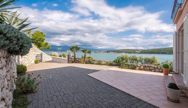 Beautiful apartment in Cizici with WiFi