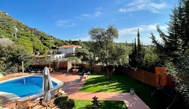 Beautiful apartment in villa with pool and garden