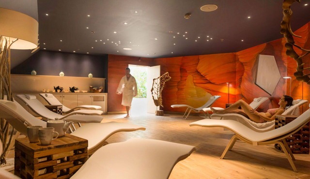 Beautiful apartment in villa for 6 guests with hot tub, pool, WIFI, TV, terrace and parking