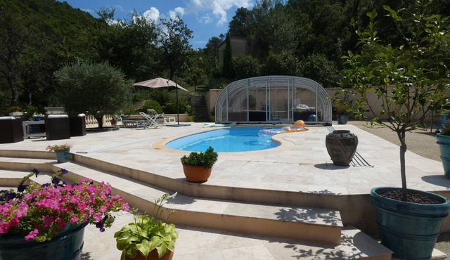 Beautiful apartment in quiet villa with swimming pool