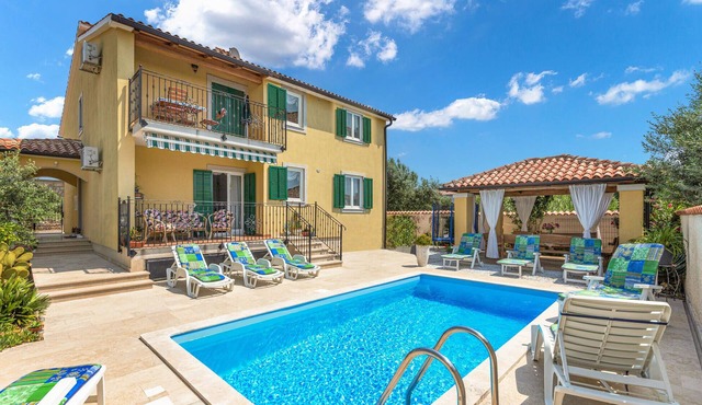 Beautiful apartment in Fondole