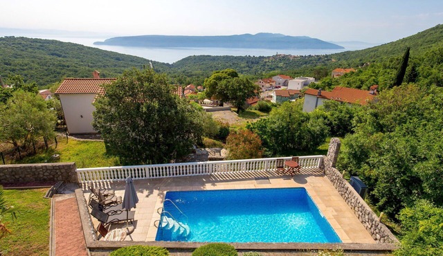Beautiful apartment in villa for 6 guests with pool, A/C, WIFI, TV, terrace and pets allowed