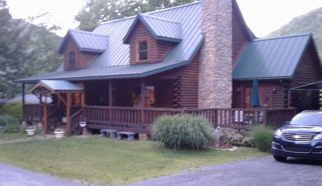 Beautiful apartment in a rustic log home on theAllegheny River.