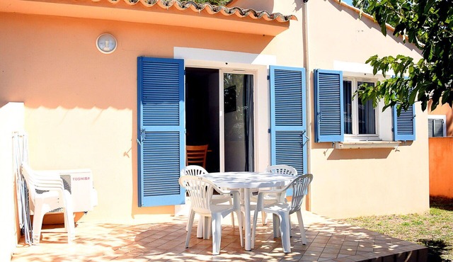 Beautiful apartment in villa for 8 guests with pool, WIFI, TV, terrace and pets allowed