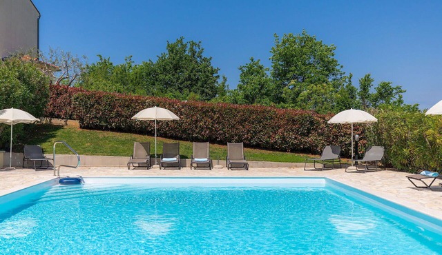Beautiful apartment in villa for 6 guests with pool, WIFI, A/C, TV, terrace and panoramic view