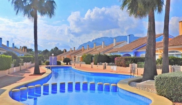 Beautiful apartment near the beach with a view of the pool and the mountain 'Segaria'