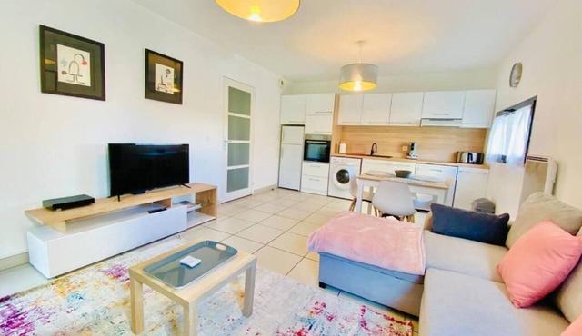 BEAUTIFUL APARTMENT NEAR CV, FULLY EQUIPPED FOR 4 PEOPLE, PARKING, ELEVATOR, BALCONY