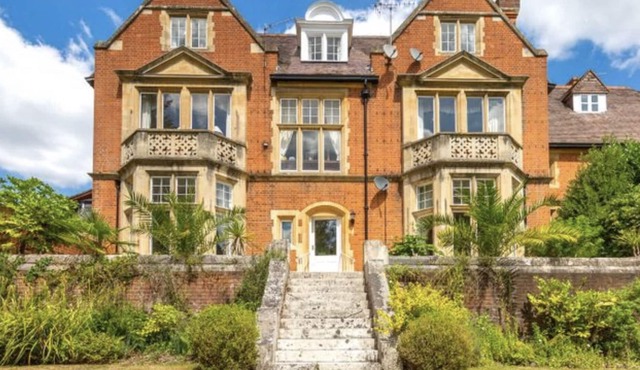 Beautiful apartment near Ascot/Wentworth/Windsor. 50 minutes from Central London