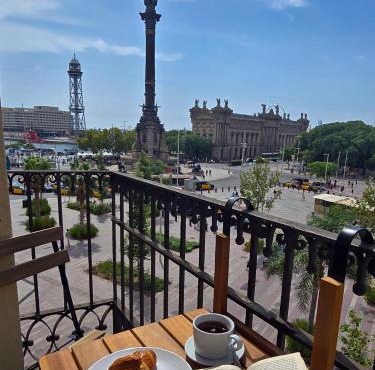 Beautiful Apartment on Las Ramblas with Port views