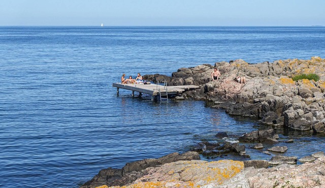 Beautiful apartment right on the beautiful cliffs by Stammers Hall and with a fantastic sea view.