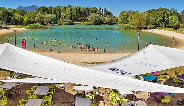 Beautiful apartment with nice sun terrace on a green private property.