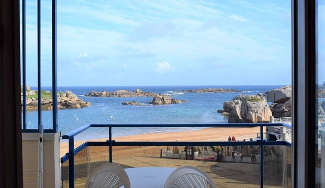 Beautiful apartment with sea view and parking in Trégastel