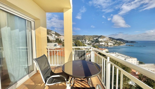 Beautiful apartment with pool, AC, WiFi, and parking 700m from the beach in Roses