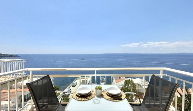 Beautiful apartment with pool, air conditioning, and parking 700m from Roses beach