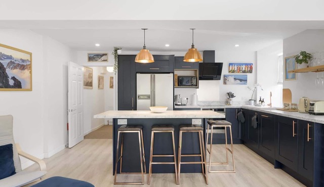 Beautiful Apartment with Parking, Central Exeter