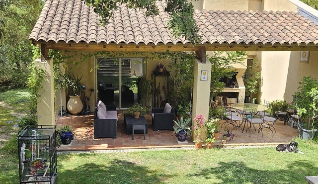 Beautiful architect-designed air-conditioned villa 10 mn Avignon, greenery, sheltered pool