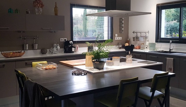 Beautiful architect-designed house in the heart of nature, 3 min from town center