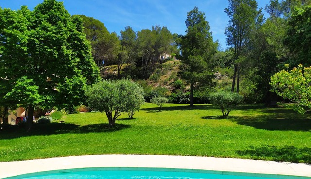BEAUTIFUL ARCHITECT HOUSE IN A GREEN CASE NEAR AVIGNON