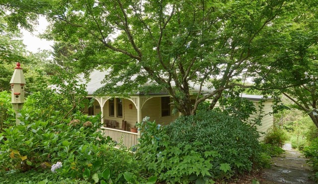 Beautiful Architecturally Designed Cottage in Blue Mountains w/Valley Views