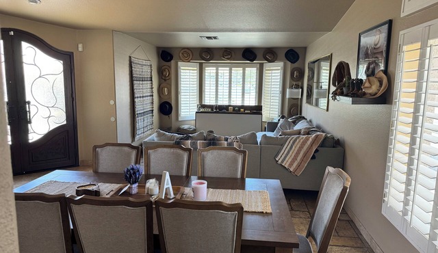 Beautiful Arrowhead Lakes Spacious 4-bed in charming Glendale with WiFi, AC