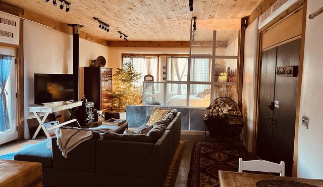 Beautiful artist getaway with mountain views