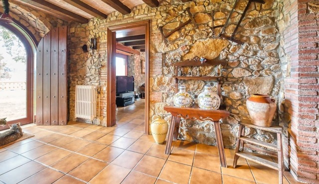 Beautiful authentic Spanish house with huge pool and outdoor kitchen!