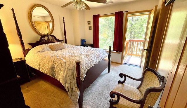 Beautiful boutique lodge on creek, full bath, WiFi, hot tub, ac & heating