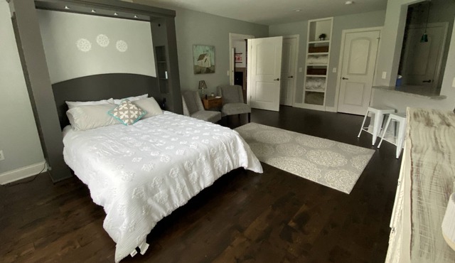 Beautiful, basement apartment living 10 minutes from Franklin, TN.