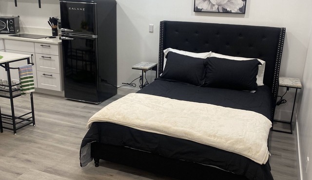 Beautiful Backhouse located near by freeway, stores and SLCC
