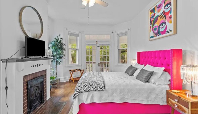 Beautiful Balcony one bedroom steps to downtown River Walk !