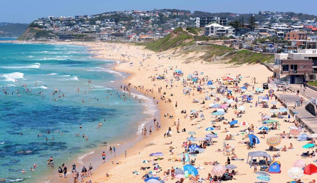 Beautiful Bar Beach - stay 300m to Sand & Surf. Walk to Cafes & Restaurants.