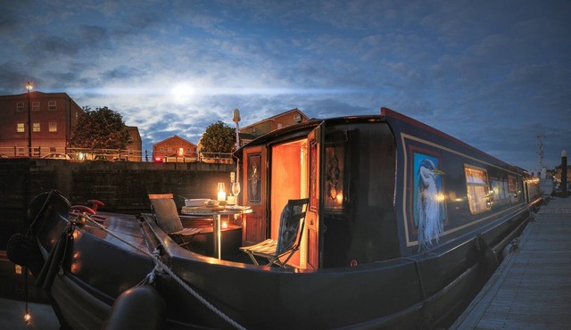 Beautiful Barge with No Regrets