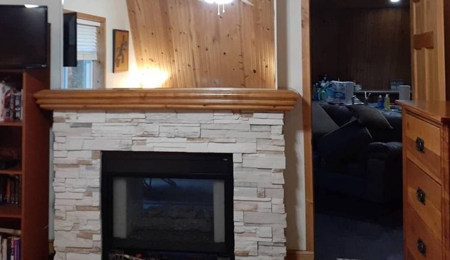 Beautiful barn apartment on 3 wooded acres with 300ft of waterfront.