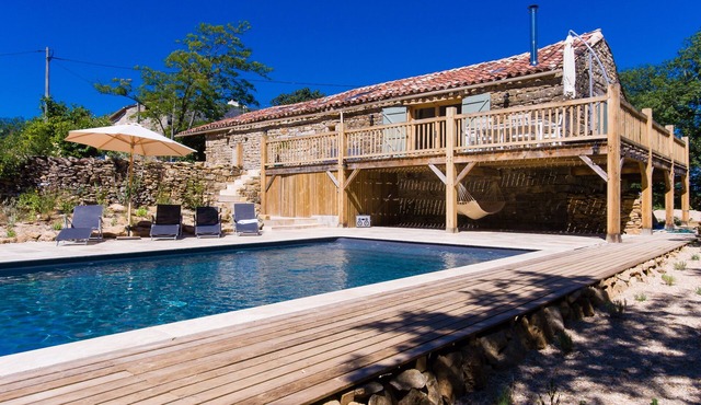 Beautiful barn, south-facing view, exclusive pool, near Saint Antonin Noble Val