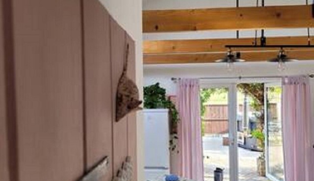 Beautiful barn with private log fired hot tub overlooking the North Downs.